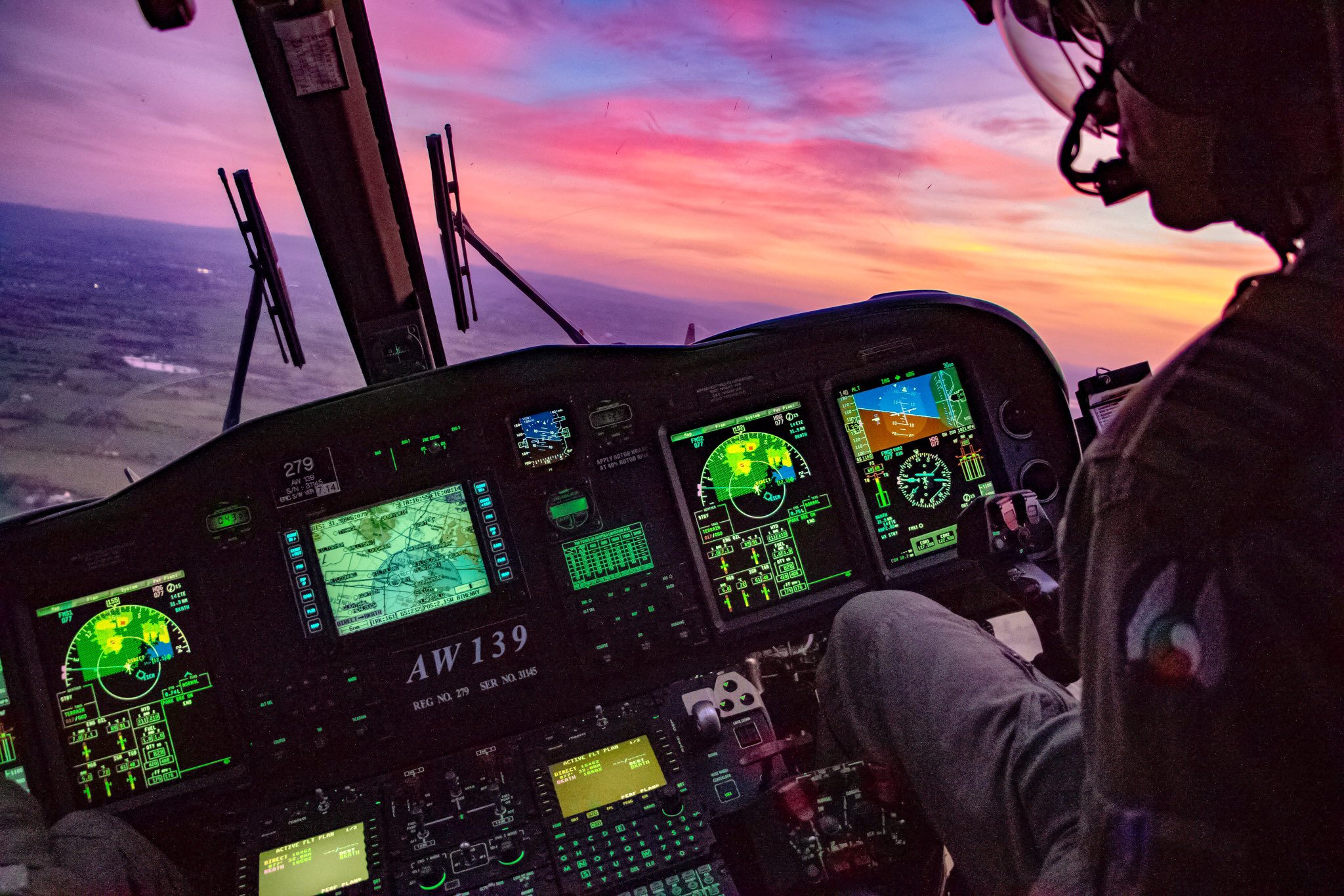 Cockpit AW139 au coucher du soleil